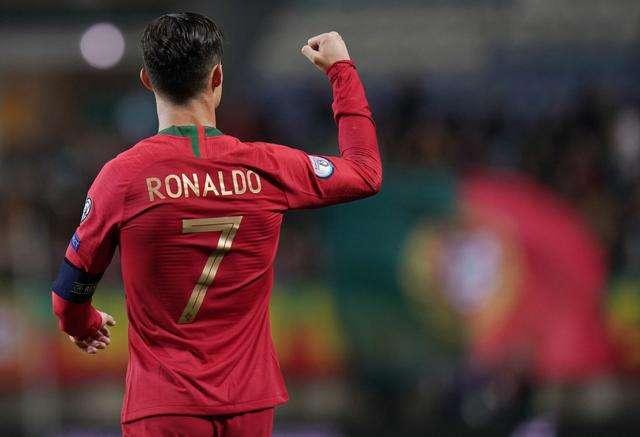 c罗霸气图片,足球王者之姿，征服世界目光！”