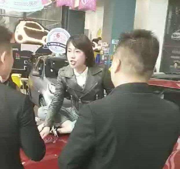 奔驰女车主身份背景,奔驰女车主的逆袭之路